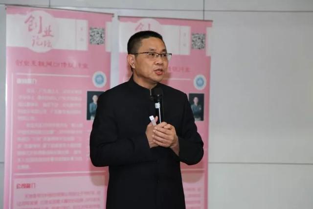 1980年，穷乡亲凑钱让他上北大，30多年后他的回报：每户一套别墅