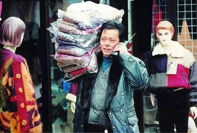 1980年，穷乡亲凑钱让他上北大，30多年后他的回报：每户一套别墅