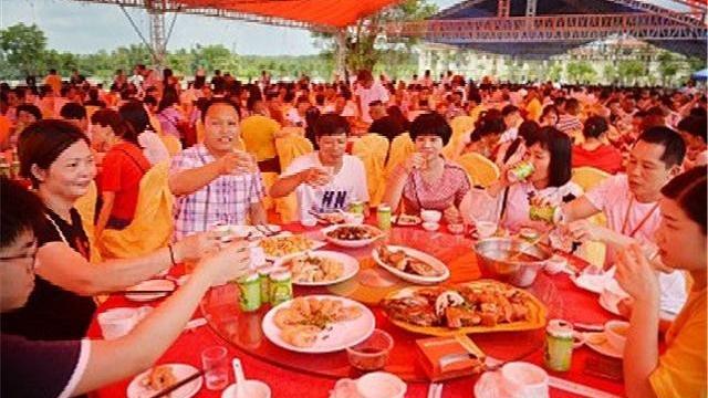 1980年，穷乡亲凑钱让他上北大，30多年后他的回报：每户一套别墅