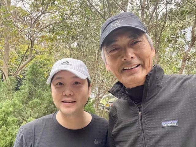 66岁男神周润发近况：银发皱纹和妻子逛街，网友：男神也老啊