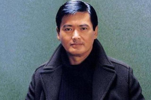 66岁男神周润发近况：银发皱纹和妻子逛街，网友：男神也老啊