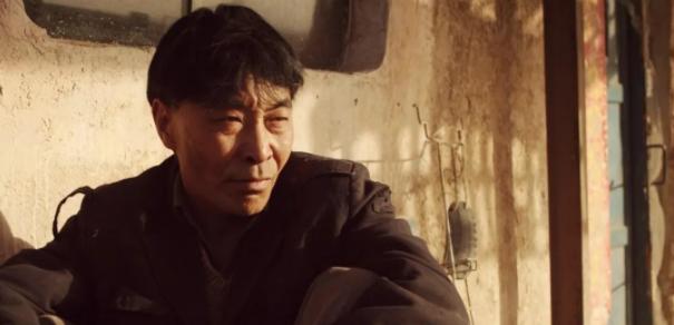 因饰演“悍匪”太逼真，他一夜爆红，演了25年坏人，今他活成暖男