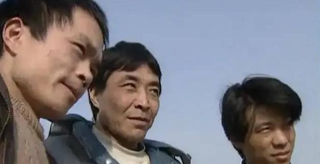 因饰演“悍匪”太逼真，他一夜爆红，演了25年坏人，今他活成暖男