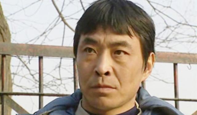 因饰演“悍匪”太逼真，他一夜爆红，演了25年坏人，今他活成暖男