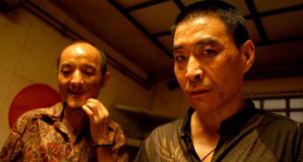 因饰演“悍匪”太逼真，他一夜爆红，演了25年坏人，今他活成暖男