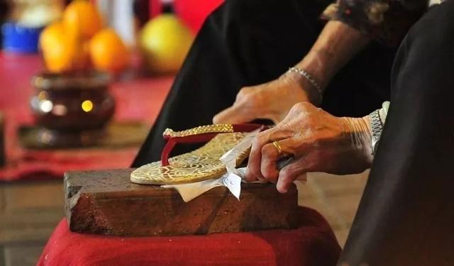 为什么在现代社会，“打小人”这种巫术依旧流行？