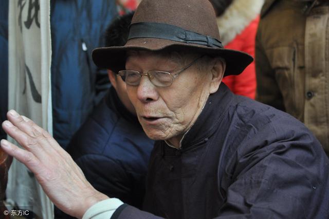 两兄弟去@￥，@￥先生告诉他们说，明年3月你们都会发一笔财