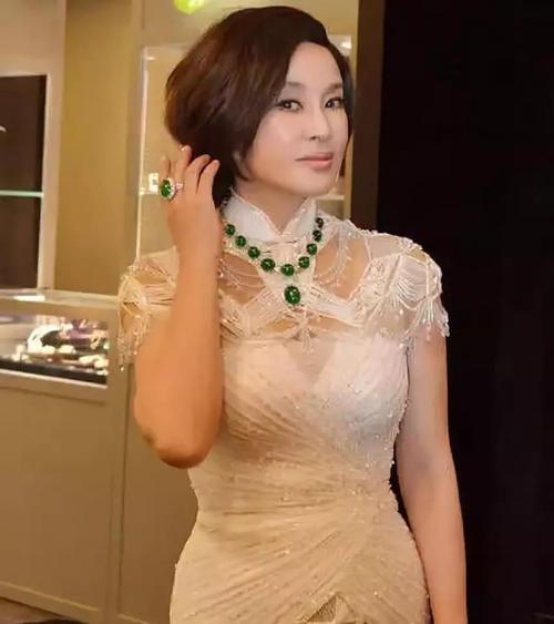 刘晓庆：插足他人婚姻又出轨，曾偷漏税被捕，现住北京4000平豪宅