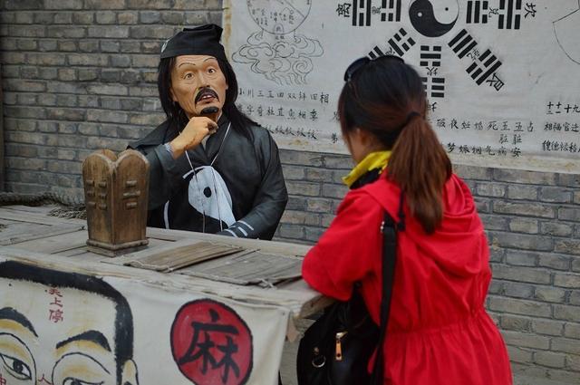 揭秘街头@￥伎俩：能算出别人的前世今生，却算不出城管啥时候来