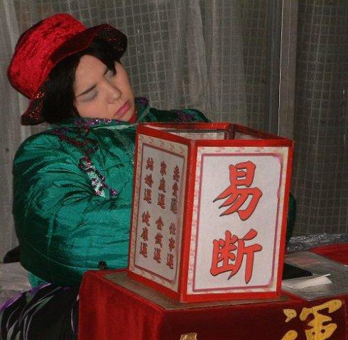 揭秘街头@￥伎俩：能算出别人的前世今生，却算不出城管啥时候来
