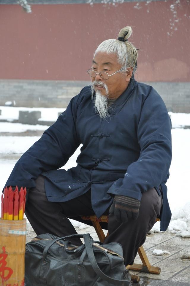 揭秘街头@￥伎俩：能算出别人的前世今生，却算不出城管啥时候来