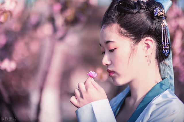 故事：她和富少爷自幼定亲，却放着少夫人不做，逃跑去宫里当婢女