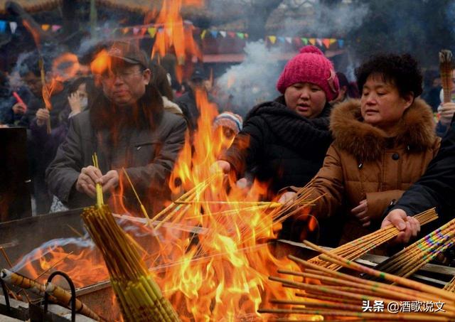 中国人拜神不信神，磕头烧香做交易，敢和老天讨价还价