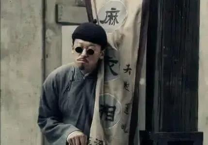 看82岁@¥老人揭秘@¥是如何“骗人”的——《我是个@¥先生》