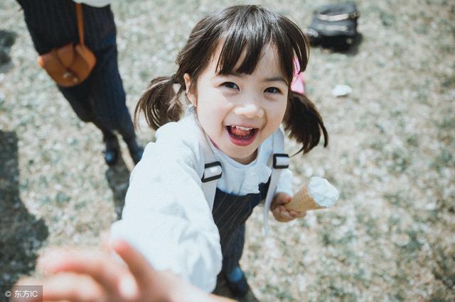 女儿刚满月，@￥先生说她克父母，母亲死活让我将女儿送人……