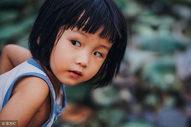 女儿刚满月，@￥先生说她克父母，母亲死活让我将女儿送人……