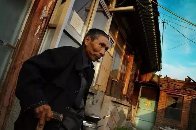 《@￥》：这部地下纪录片像剃刀般无情，揭开了底层人隐秘的疮疤