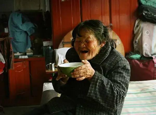 《@￥》：这部地下纪录片像剃刀般无情，揭开了底层人隐秘的疮疤