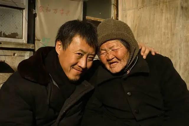 《@￥》：这部地下纪录片像剃刀般无情，揭开了底层人隐秘的疮疤