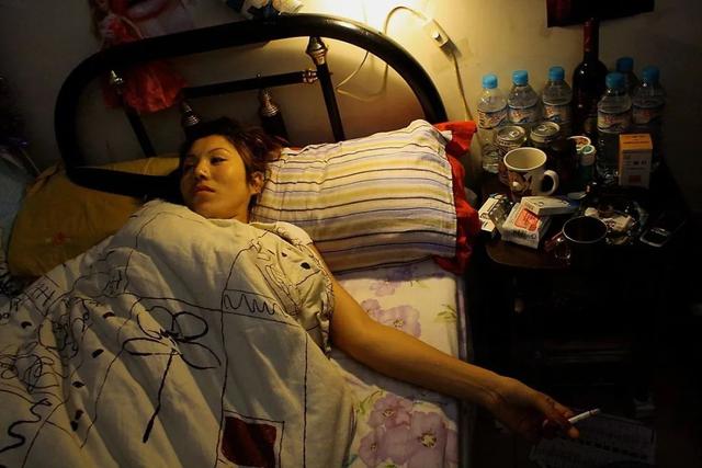 《@￥》：这部地下纪录片像剃刀般无情，揭开了底层人隐秘的疮疤
