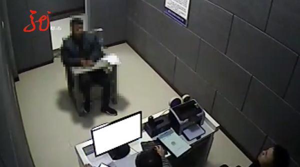 “大师”8次做法挣了5万多！面对民警他说：我都不知道嘴里念的啥