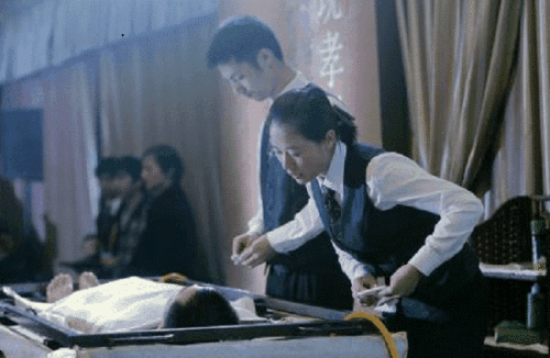 在学校毕业后，我参加了殡葬行业，了解到殡葬业的很多秘闻