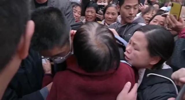 “亲爱的小孩”回湖北老家，奶奶抱其痛哭