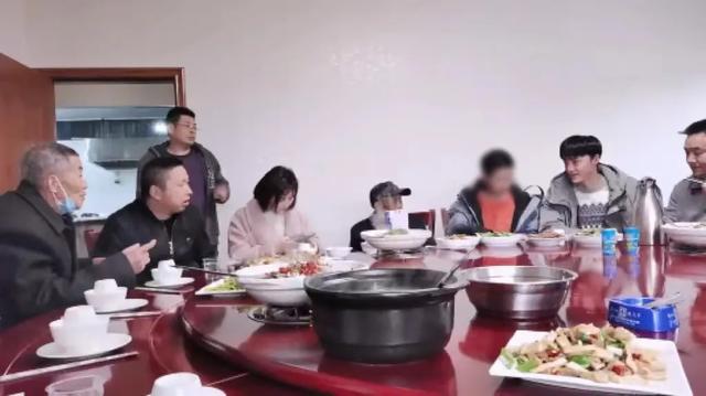 “亲爱的小孩”回湖北老家，奶奶抱其痛哭