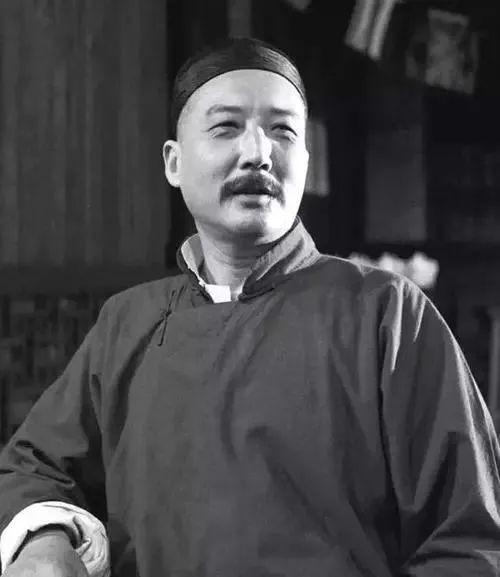 《茶馆》一览半个世纪的社会风云，道尽各色人物的辛酸命运