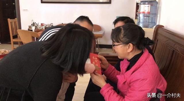 农村曾风靡一时的“认干亲”，现在却被年轻人反感，为啥？