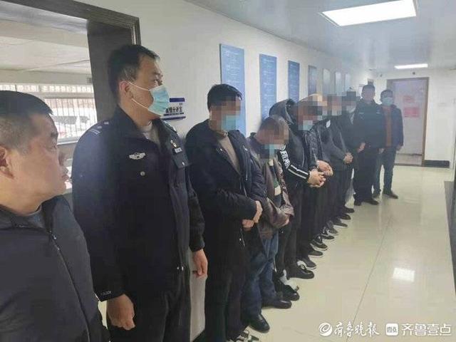 “你家里有灾！”医院周边摆摊@￥，8人“挂铃铛下地”全栽了