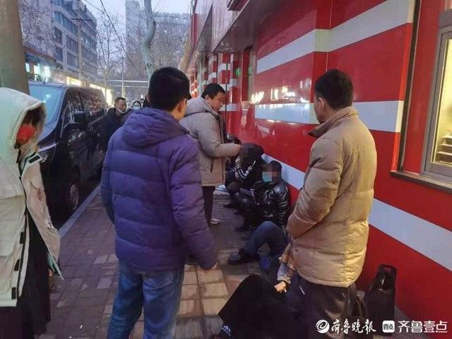 “你家里有灾！”医院周边摆摊@￥，8人“挂铃铛下地”全栽了