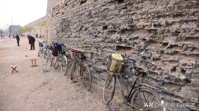 北宋定都开封的迷信说法，赵匡胤庙里@￥，结果连他自己都惊讶了