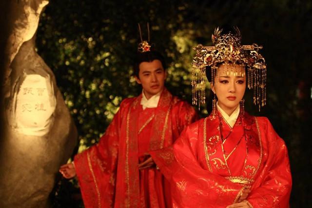 @￥的见到此女说：命带桃花，母仪天下，后被男人争抢，最终惨死