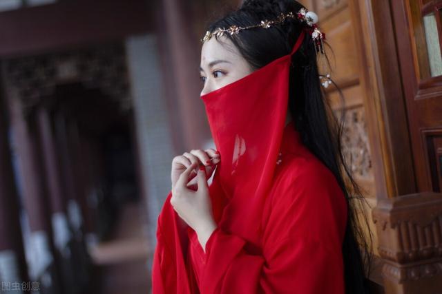 故事：凤冠霞帔，她盛装嫁衣欢喜等心上人迎娶，却等来自己死期