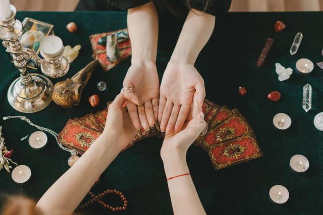 占卜、转运珠、寺庙祈福，年轻人为了“讨吉利”有多拼？