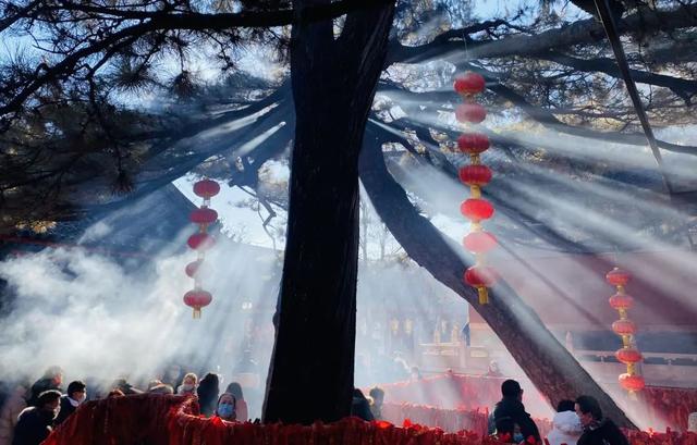 占卜、转运珠、寺庙祈福，年轻人为了“讨吉利”有多拼？