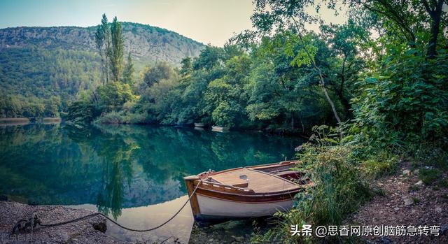 风流女，河边站，杨柳身子桃花面，儿子生是娘不见（打一花卉）