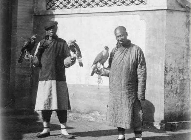 清朝末年，有的八旗子弟穷得吃不起饭，死要面子活受罪