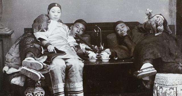清朝末年，有的八旗子弟穷得吃不起饭，死要面子活受罪