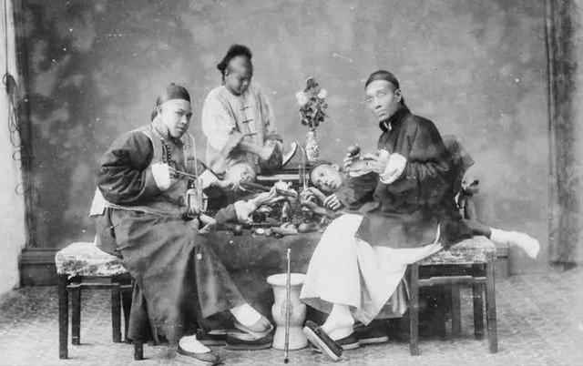 清朝末年，有的八旗子弟穷得吃不起饭，死要面子活受罪