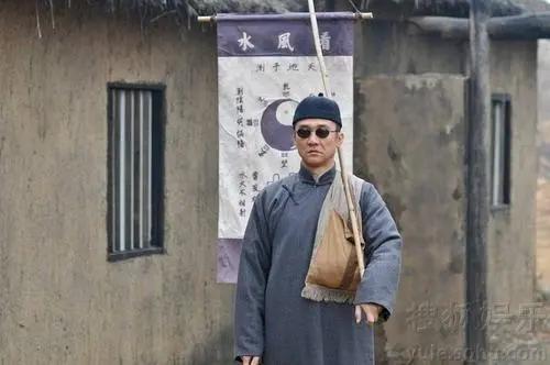 1938年，陈毅邀请一@￥先生“看手相”，事后陈毅说：此人有用