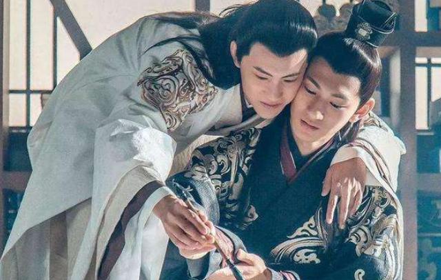 一相士给人@￥说他会饿死，皇帝说“我让他富裕”结果相士说对了