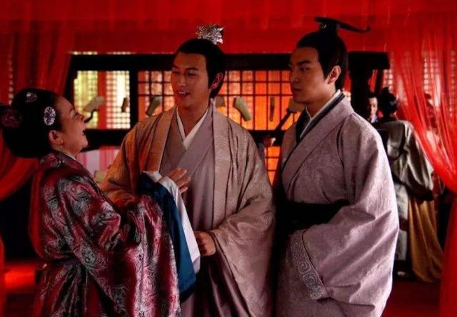 一相士给人@￥说他会饿死，皇帝说“我让他富裕”结果相士说对了