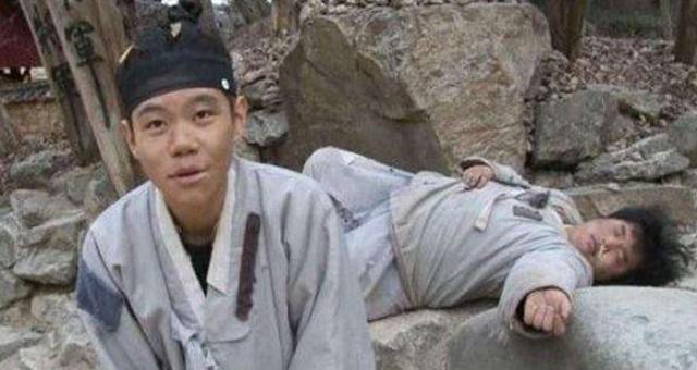 一相士给人@￥说他会饿死，皇帝说“我让他富裕”结果相士说对了