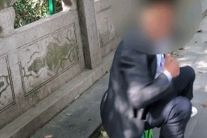 穿着西装路边“作法”，这个“大仙”自称能通灵？结果大家都笑了
