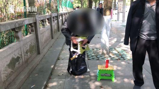 穿着西装路边“作法”，这个“大仙”自称能通灵？结果大家都笑了