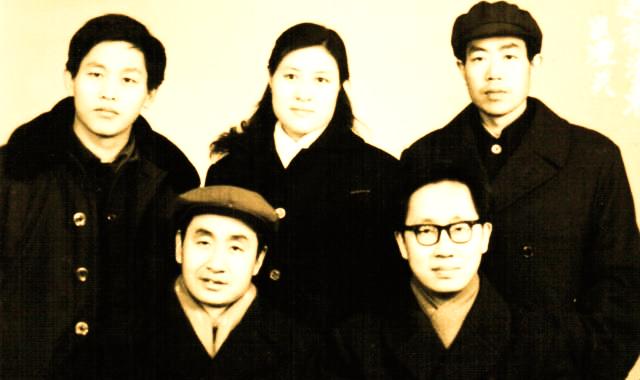 贾平凹和前妻韩俊芳的艰难爱情:霎时云雨人抛却,断肠人在阑干角