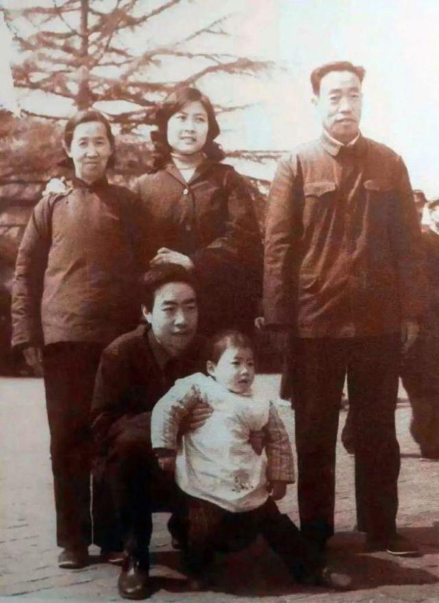 贾平凹和前妻韩俊芳的艰难爱情:霎时云雨人抛却,断肠人在阑干角