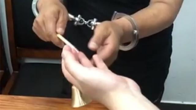 男子用筷子“三件套”@￥行骗 民警：有算到今天被抓吗？